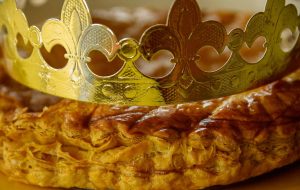 A picture of a galette pastry with a golden cardboard crown