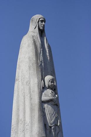 A photo of the statue of Saint Genevieve on the Pont de la Tournelle