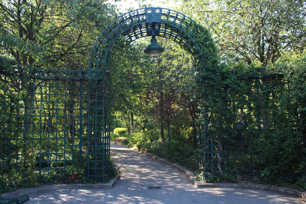 A photo of the green archway that serves as the entrance to the Promenade Plantée.