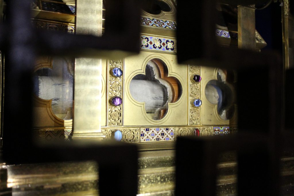 A photo of the reliquary holding a piece of the veil of the Virgin Mary.