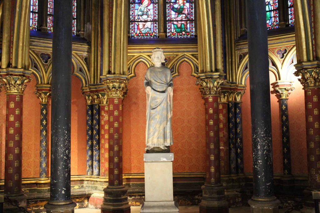 A photo of the statue of Saint Louis in the lower chapel of Sainte-Chapelle.