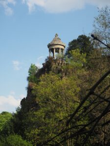 A photo of the Temple on the top of the hill at Parc Buttes Chaumont.