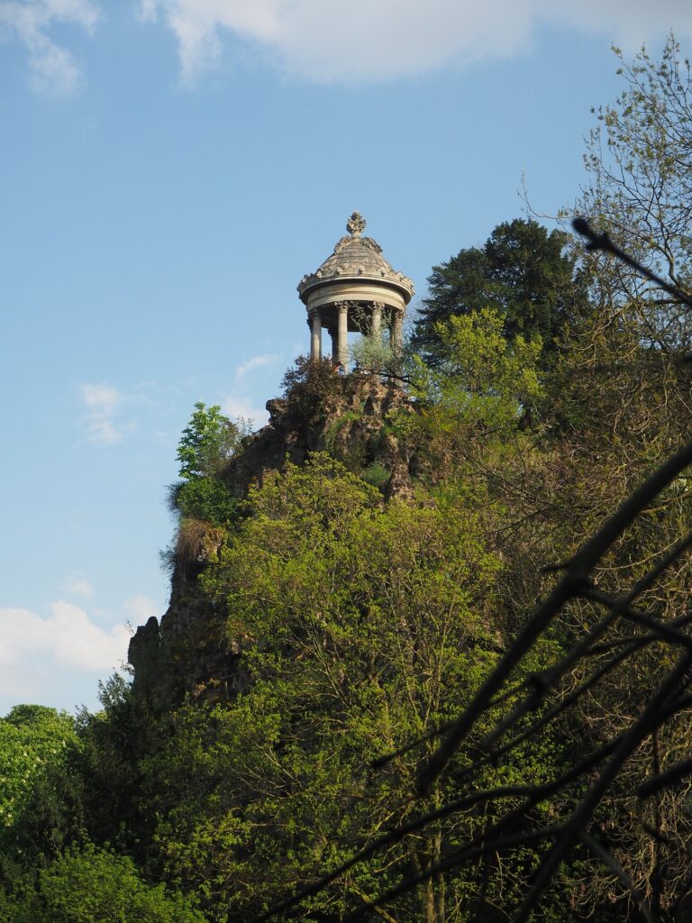 A photo of the Temple on the top of the hill at Parc Buttes Chaumont.