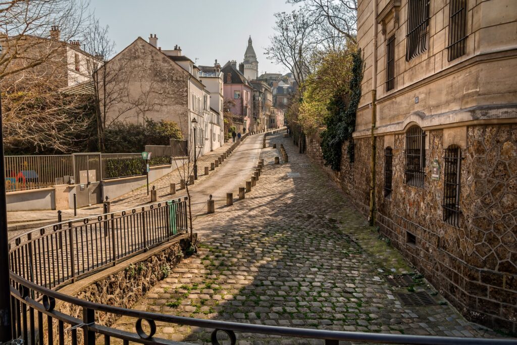 A photo of a street in Montmartre.