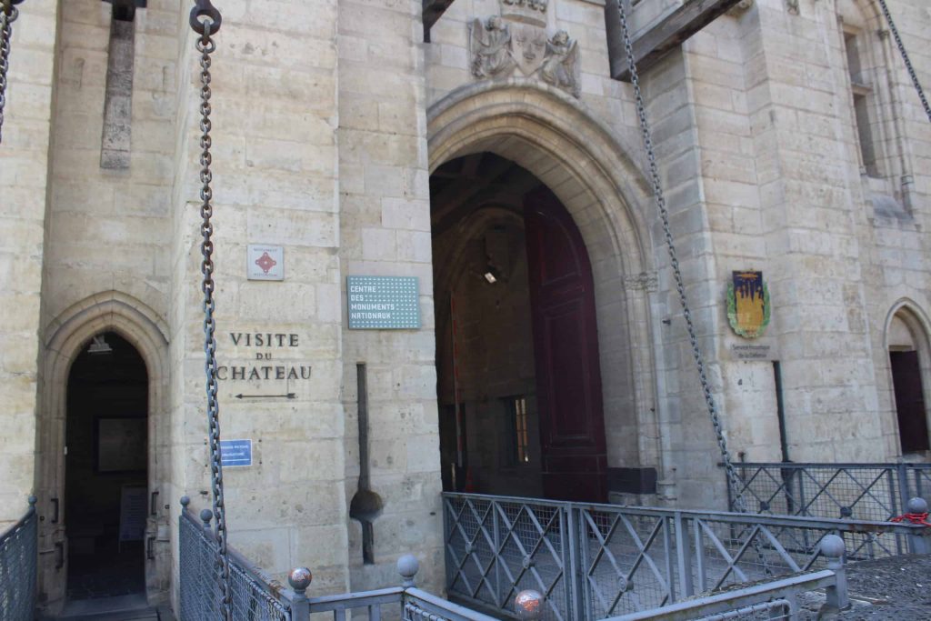 A photo of the entrance to the Chateau de Vincennes showing the drawbridge and chains.