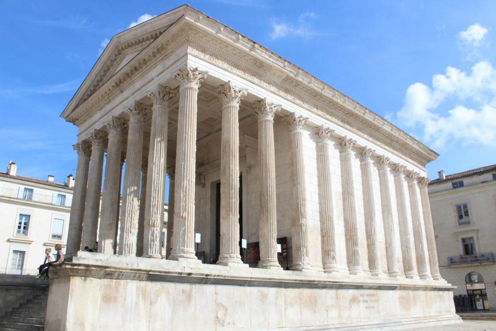 A photo of the full exterior facade of the Maison Carree.