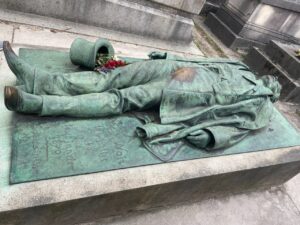 A photo of a grave at the Pere Lachaise Cemetery