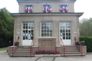 A photo of the exterior facade of the Armistice Museum in the forest of Compiègne.