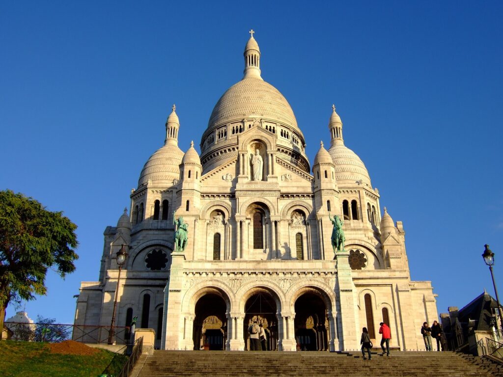 A photo of the front facade of the Sacre Coeur in the 18e arrondissement.