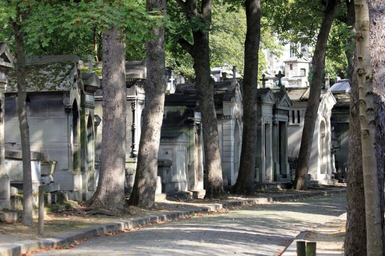 A photo of a path of graves and tombs in the Pere Lachaise cemetery in the 20e arrondissement of Paris.